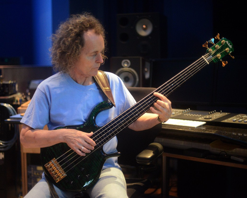 Un basso visionario dal suono intimo e assoluto: intervista a Mark Egan