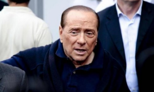 Paura per Berlusconi: cade e sbatte forte la testa. Ecco cos’è accaduto