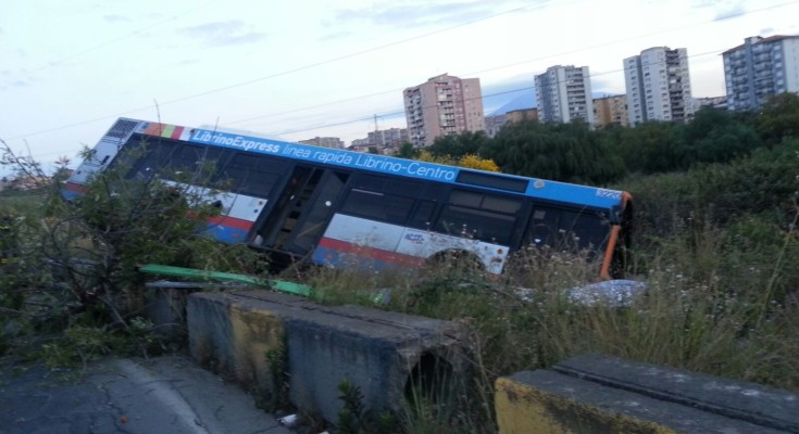 Catania, autobus crolla in un dirupo