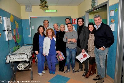 Cenando sotto un Cielo Diverso: doni ai bimbi dell’ospedale Santobono Pausilipon consegnati dall’attore Francesco Albanese e dallo chef stellato Giovanni De Vivo